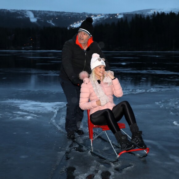 Exclusif - Kelly Vedovelli, Jean-Michel Maire font de la luge patinette sur un lac gelé pour une journée de défis près de Lévi, Finlande, le 1er décembre 2018 - L'équipe de l'émision "Touche Pas à Mon Poste !" sur le tournage du prime spécial "Baba en Laponie: à la recherche du Père Noël". Diffusion le 19 décembre à partir de 21h. © Sébastien Valiela/Bestimage