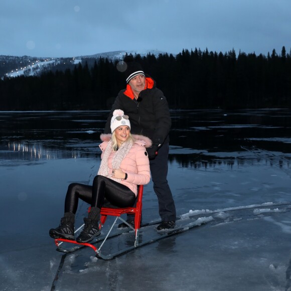 Exclusif - Kelly Vedovelli, Jean-Michel Maire font de la luge patinette sur un lac gelé pour une journée de défis près de Lévi, Finlande, le 1er décembre 2018 - L'équipe de l'émision "Touche Pas à Mon Poste !" sur le tournage du prime spécial "Baba en Laponie: à la recherche du Père Noël". Diffusion le 19 décembre à partir de 21h. © Sébastien Valiela/Bestimage