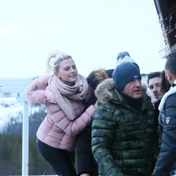 Exclusif - Kelly Vedovelli, Benjamin Castaldi, Cyril Hanouna, Jean-Michel Maire à l'extérieur d'un sauna sur un lac gelé pour une journée de défis près de Lévi, Finlande, le 1er décembre 2018 - L'équipe de l'émision "Touche Pas à Mon Poste !" sur le tournage du prime spécial "Baba en Laponie: à la recherche du Père Noël". Diffusion le 19 décembre à partir de 21h. © Sébastien Valiela/Bestimage