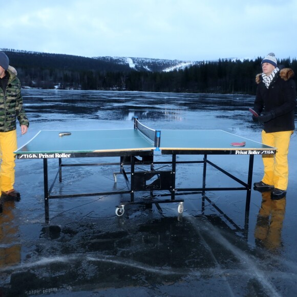 Exclusif - Benjamin Castaldi et Matthieu Delormeau font un ping-pong sur un lac gelé pour une journée de défis près de Lévi, Finlande, le 1er décembre 2018 - L'équipe de l'émision "Touche Pas à Mon Poste !" sur le tournage du prime spécial "Baba en Laponie: à la recherche du Père Noël". Diffusion le 19 décembre à partir de 21h. © Sébastien Valiela/Bestimage