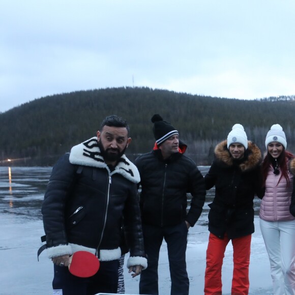 Exclusif - Cyril Hanouna, Jean-Michel Maire, le fanzouze Benjamin, Delphine Wespiser, Maxime Guény, Kelly Vedovelli, Gilles Verdez, Caroline Ithurbide, Benjamin Castaldi et Matthieu Delormeau font un ping-pong sur un lac gelé pour une journée de défis près de Lévi, Finlande, le 1er décembre 2018 - L'équipe de l'émision "Touche Pas à Mon Poste !" sur le tournage du prime spécial "Baba en Laponie: à la recherche du Père Noël". Diffusion le 19 décembre à partir de 21h. © Sébastien Valiela/Bestimage