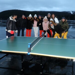 Exclusif - Cyril Hanouna, Jean-Michel Maire, le fanzouze Benjamin, Delphine Wespiser, Maxime Guény, Kelly Vedovelli, Gilles Verdez, Caroline Ithurbide, Benjamin Castaldi et Matthieu Delormeau font un ping-pong sur un lac gelé pour une journée de défis près de Lévi, Finlande, le 1er décembre 2018 - L'équipe de l'émision "Touche Pas à Mon Poste !" sur le tournage du prime spécial "Baba en Laponie: à la recherche du Père Noël". Diffusion le 19 décembre à partir de 21h. © Sébastien Valiela/Bestimage