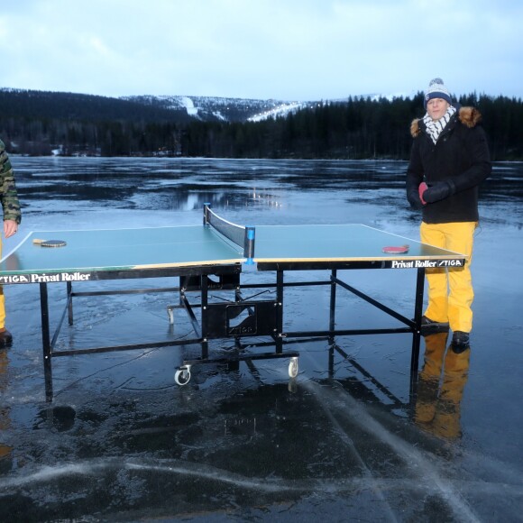 Exclusif - Benjamin Castaldi et Matthieu Delormeau font un ping-pong sur un lac gelé pour une journée de défis près de Lévi, Finlande, le 1er décembre 2018 - L'équipe de l'émision "Touche Pas à Mon Poste !" sur le tournage du prime spécial "Baba en Laponie: à la recherche du Père Noël". Diffusion le 19 décembre à partir de 21h. © Sébastien Valiela/Bestimage