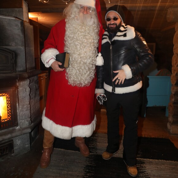 Exclusif - Cyril Hanouna avec le Père Noël dans la maison du Père Noël en Finlande, le 2 décembre 2018 - L'équipe de l'émission "Touche Pas à Mon Poste !" sur le tournage du prime spécial "Baba en Laponie: à la recherche du Père Noël". Diffusion le 19 décembre à partir de 21h. © Sébastien Valiela/Bestimage