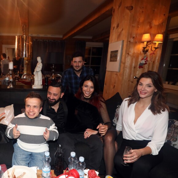 Exclusif - L'éleveur de rennes du Père Noël, Isabelle Morini-Bosc, Cyril Hanouna, Maxime Guény, Delphine Wespiser et Alice Detollenaere dans le chalet à Köngäs, Finlande, le 2 décembre 2018 - L'équipe de l'émission "Touche Pas à Mon Poste !" sur le tournage du prime spécial "Baba en Laponie: à la recherche du Père Noël". Diffusion le 19 décembre à partir de 21h. © Sébastien Valiela/Bestimage