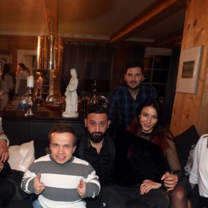 Exclusif - L'éleveur de rennes du Père Noël, Isabelle Morini-Bosc, Cyril Hanouna, Maxime Guény, Delphine Wespiser et Alice Detollenaere dans le chalet à Köngäs, Finlande, le 2 décembre 2018 - L'équipe de l'émission "Touche Pas à Mon Poste !" sur le tournage du prime spécial "Baba en Laponie: à la recherche du Père Noël". Diffusion le 19 décembre à partir de 21h. © Sébastien Valiela/Bestimage