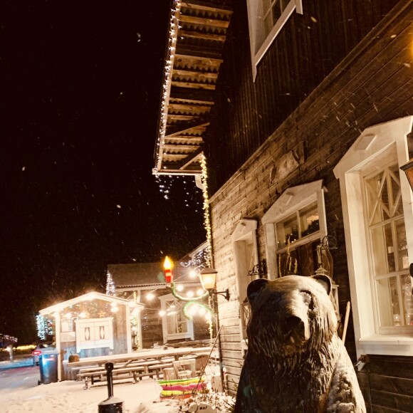 Exclusif - Illustration dans le village de Köngäs, Finlande, le 3 décembre 2018 - L'équipe de l'émission "Touche Pas à Mon Poste !" sur le tournage du prime spécial "Baba en Laponie: à la recherche du Père Noël". Diffusion le 19 décembre à partir de 21h. © Sébastien Valiela/Bestimage