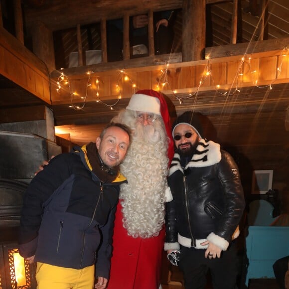 Exclusif - Matthieu Delormeau et Cyril Hanouna avec le Père Noël dans la maison du Père Noël en Finlande, le 2 décembre 2018 - L'équipe de l'émission "Touche Pas à Mon Poste !" sur le tournage du prime spécial "Baba en Laponie: à la recherche du Père Noël". Diffusion le 19 décembre à partir de 21h. © Sébastien Valiela/Bestimage