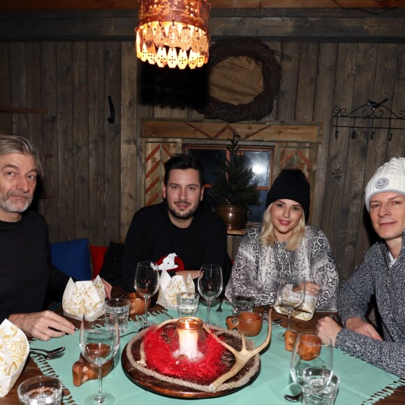 Exclusif - Gilles Verdez, Maxime Guény, Kelly Vedovelli, Matthieu Delormeau au restaurant du Chamane à Köngäs, Finlande, le 30 novembre 2018 - L'équipe de l'émission "Touche Pas à Mon Poste !" sur le tournage du prime spécial "Baba en Laponie: à la recherche du Père Noël". Diffusion le 19 décembre à partir de 21h. © Sébastien Valiela/Bestimage