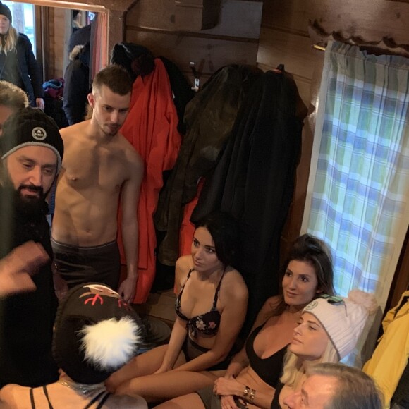 Exclusif - Cyril Hanouna et son équipe, Matthieu Delormeau, Benjamin Castaldi, le fanzouze Benjamin, Delphine Wespiser, Caroline Ithurbide, Isabelle Morini-Bosc, Kelly Vedovelli, Gilles Verdez et Jean-Michel Maire dans un sauna sur un lac gelé pour une journée de défis près de Lévi, Finlande, le 1er décembre 2018 - L'équipe de l'émission "Touche Pas à Mon Poste !" sur le tournage du prime spécial "Baba en Laponie: à la recherche du Père Noël". Diffusion le 19 décembre à partir de 21h. © Sébastien Valiela/Bestimage