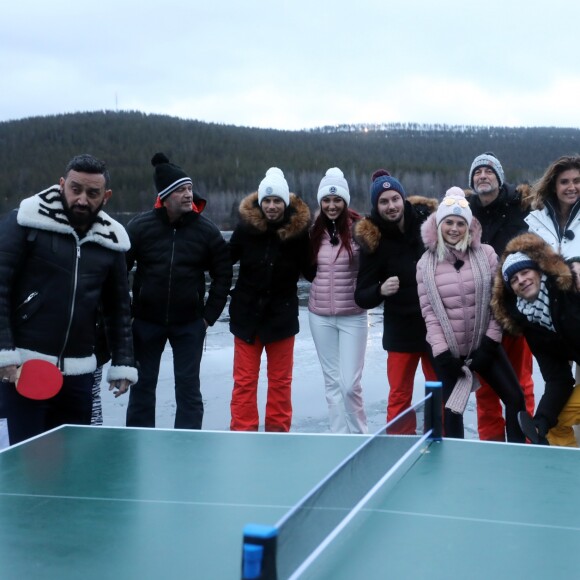 Exclusif - Cyril Hanouna, Jean-Michel Maire, le fanzouze Benjamin, Delphine Wespiser, Maxime Guény, Kelly Vedovelli, Gilles Verdez, Caroline Ithurbide, Benjamin Castaldi et Matthieu Delormeau font un ping-pong sur un lac gelé pour une journée de défis près de Lévi, Finlande, le 1er décembre 2018 - L'équipe de l'émission "Touche Pas à Mon Poste !" sur le tournage du prime spécial "Baba en Laponie: à la recherche du Père Noël". Diffusion le 19 décembre à partir de 21h. © Sébastien Valiela/Bestimage