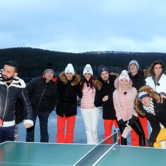 Exclusif - Cyril Hanouna, Jean-Michel Maire, le fanzouze Benjamin, Delphine Wespiser, Maxime Guény, Kelly Vedovelli, Gilles Verdez, Caroline Ithurbide, Benjamin Castaldi et Matthieu Delormeau font un ping-pong sur un lac gelé pour une journée de défis près de Lévi, Finlande, le 1er décembre 2018 - L'équipe de l'émission "Touche Pas à Mon Poste !" sur le tournage du prime spécial "Baba en Laponie: à la recherche du Père Noël". Diffusion le 19 décembre à partir de 21h. © Sébastien Valiela/Bestimage