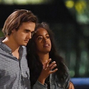 Exclusif - Malia Obama et son compagnon Rory Farqhuason sortent du Bridge Theatre puis se promènent en amoureux sur le Tower Bridge. Malia vapote avec une e-cigarette. Londres, le 3 août 2018.