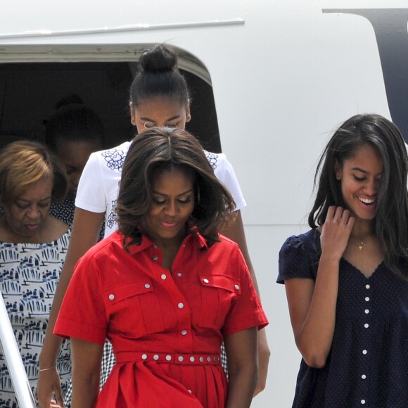 La première dame des Etats-Unis Michelle Obama, ses filles Malia et Sasha (Natasha) et sa mère Marian Robinson à leur accueil par Luigi Brugnaro et Luca Zaia lors de leur arrivée en avion à l'aéroport de Venise, le 19 juin 2015.