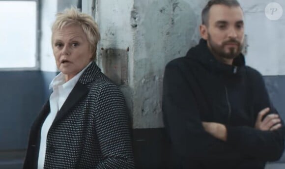 Muriel Robin et Christophe Willem dans le clip De l'Amour, au profit de Urgence Homohobie.