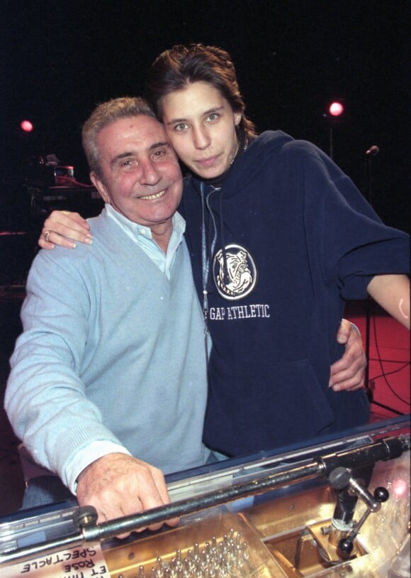 Gilbert Bécaud et sa fille Emily, responsable de l'arrangement musical, lors d'un concert à Poitiers. Fin des années 1990 © Jean-Claude Woestelandt / Bestimage
