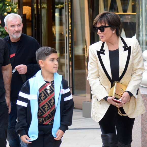 Kris Jenner et son petit-fils Mason Disick (fils de Kourtney Kardashian et Scott Disick) font du shopping à Beverly Hills, le 18 décembre 2018.
