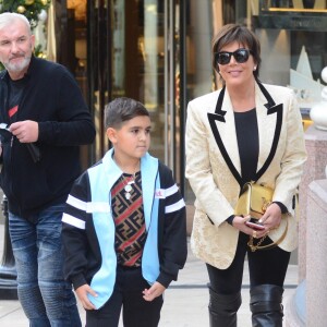 Kris Jenner et son petit-fils Mason Disick (fils de Kourtney Kardashian et Scott Disick) font du shopping à Beverly Hills, le 18 décembre 2018.