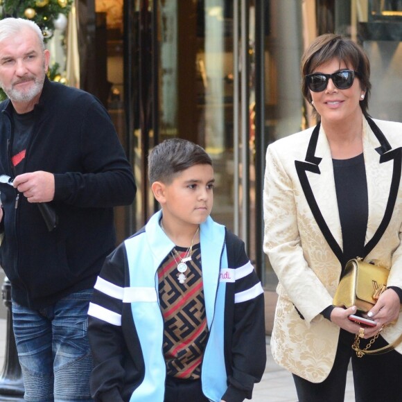 Kris Jenner et son petit-fils Mason Disick (fils de Kourtney Kardashian et Scott Disick) font du shopping à Beverly Hills, le 18 décembre 2018.
