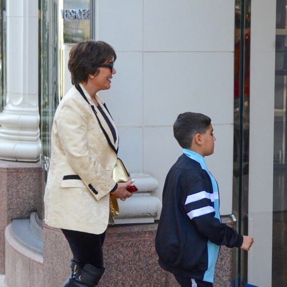 Kris Jenner et son petit-fils Mason Disick (fils de Kourtney Kardashian et Scott Disick) font du shopping à Beverly Hills, le 18 décembre 2018.