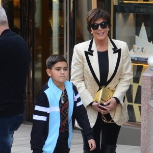 Kris Jenner et son petit-fils Mason Disick (fils de Kourtney Kardashian et Scott Disick) font du shopping à Beverly Hills, le 18 décembre 2018.