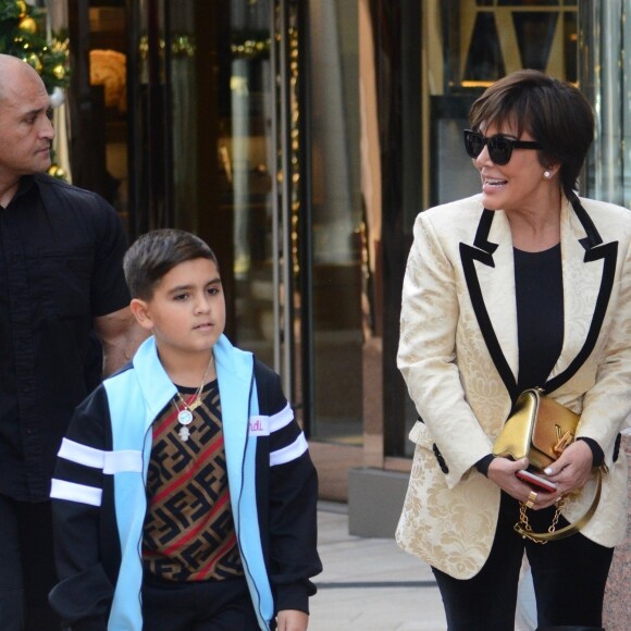 Kris Jenner et son petit-fils Mason Disick (fils de Kourtney Kardashian et Scott Disick) font du shopping à Beverly Hills, le 18 décembre 2018.