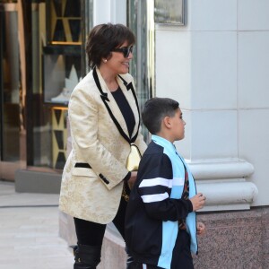 Kris Jenner et son petit-fils Mason Disick (fils de Kourtney Kardashian et Scott Disick) font du shopping à Beverly Hills, le 18 décembre 2018.