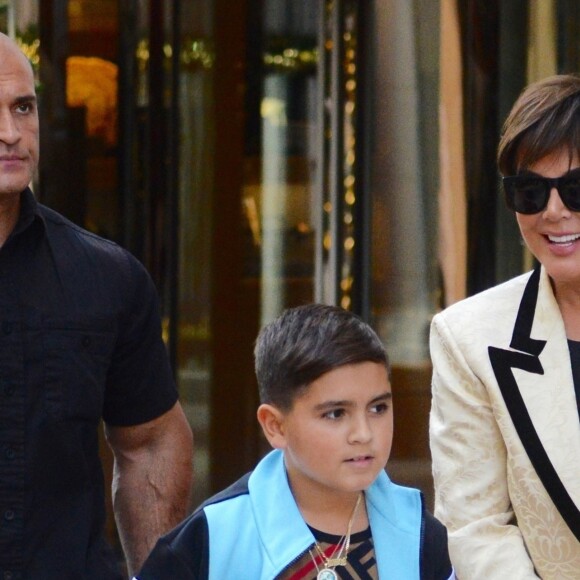 Kris Jenner et son petit-fils Mason Disick (fils de Kourtney Kardashian et Scott Disick) font du shopping à Beverly Hills, le 18 décembre 2018.