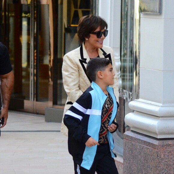 Kris Jenner et son petit-fils Mason Disick (fils de Kourtney Kardashian et Scott Disick) font du shopping à Beverly Hills, le 18 décembre 2018.
