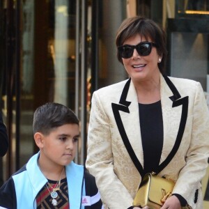 Kris Jenner et son petit-fils Mason Disick (fils de Kourtney Kardashian et Scott Disick) font du shopping à Beverly Hills, le 18 décembre 2018.