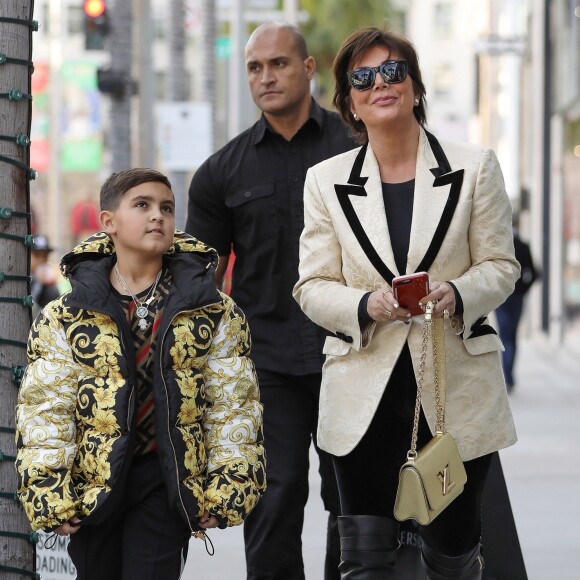 Kris Jenner et son petit-fils Mason Disick (fils de Kourtney Kardashian et Scott Disick) font du shopping à Beverly Hills, le 18 décembre 2018.
