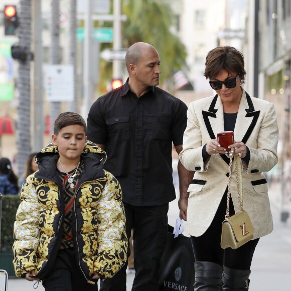 Kris Jenner et son petit-fils Mason Disick (fils de Kourtney Kardashian et Scott Disick) font du shopping à Beverly Hills, le 18 décembre 2018.