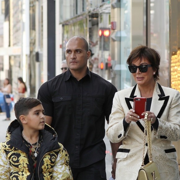 Kris Jenner et son petit-fils Mason Disick (fils de Kourtney Kardashian et Scott Disick) font du shopping à Beverly Hills, le 18 décembre 2018.