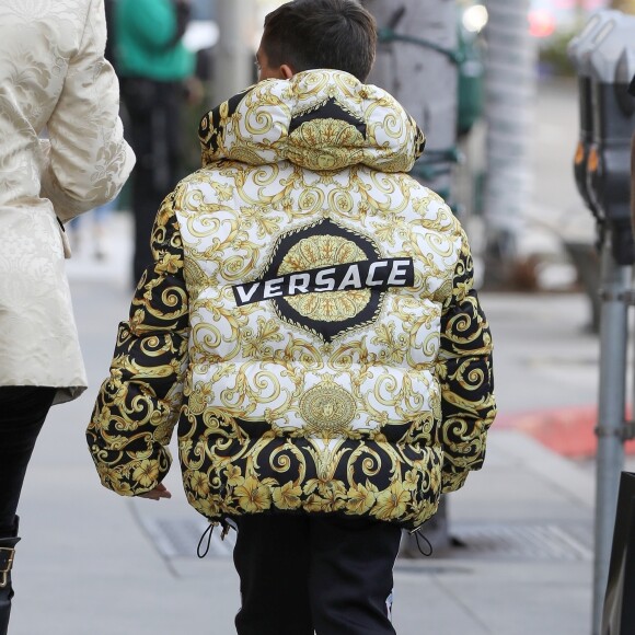 Kris Jenner et son petit-fils Mason Disick (fils de Kourtney Kardashian et Scott Disick) font du shopping à Beverly Hills, le 18 décembre 2018.