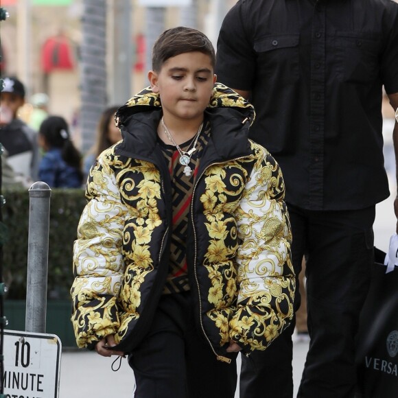 Kris Jenner et son petit-fils Mason Disick (fils de Kourtney Kardashian et Scott Disick) font du shopping à Beverly Hills, le 18 décembre 2018.
