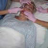 Rodrigo Alves alias "Human Ken Doll" lors d'une opération chirurgicale du visage au centre Medico Beauty & IVF de Prague, République tchèque, le 3 mai 2018.