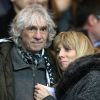 Louis Bertignac et sa compagne Laeticia - People au match de coupe de la ligue entre le Psg et Toulouse au Parc des Princes à Paris le 27 janvier 2016. © Cyril Moreau/Bestimage