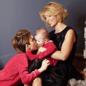Photo de famille de Sylvie Tellier avec ses trois enfants pour Noël. Décembre 2018.