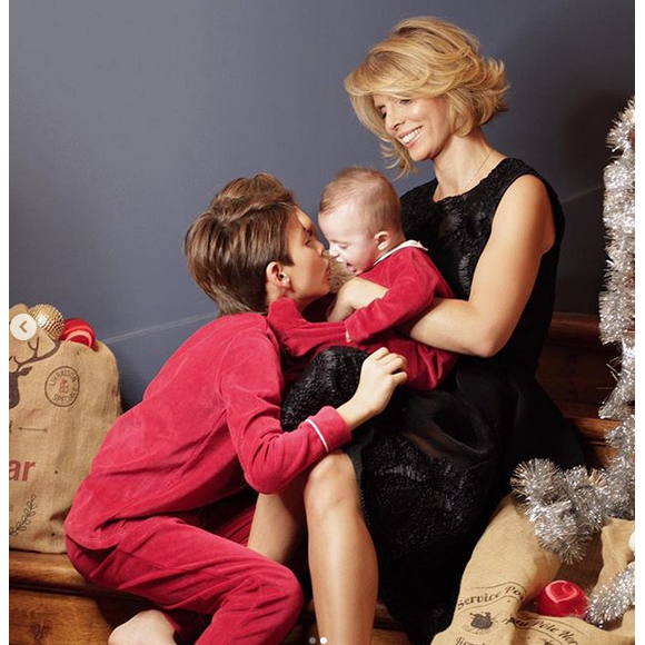 Photo de famille de Sylvie Tellier avec ses trois enfants pour Noël. Décembre 2018.