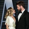 Miley Cyrus et son compagnon Liam Hemsworth à la soirée Vanity Fair Oscar au Wallis Annenberg Center à Beverly Hills, le 4 mars 2018.
