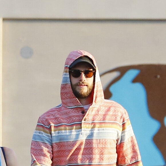 Exclusif - Miley Cyrus fait du shopping avec son compagnon Liam Hemsworth et des amis, elle a offert des sweat shirts à Liam et à ses amis à Malibu le 21 août 2016.