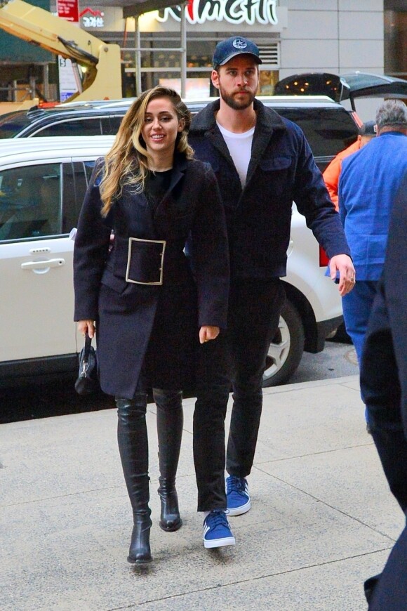 Exclusif - Miley Cyrus et son fiancé Liam Hemsworth arrivent très souriants aux NBC studios à New York le 15 décembre 2018.