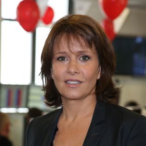 Carole Rousseau, courtier d'un jour pour encourager les clients à passer ce jour là le maximum d'ordres dans la salle des marchés d'Aurel BGC Rue Vivienne à Paris, le 11 septembre 2014.