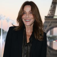 Carla Bruni-Sarkozy : Sa petite Giulia impatiente au pied de l'immense sapin