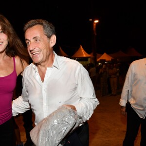 Exclusif - Carla Bruni-Sarkozy pose avec son mari Nicolas Sarkozy après son concert lors du 58ème festival "Jazz à Juan" à Juan-les-Pins le 17 juillet 2018. © Bruno Bebert/Bestimage