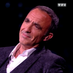 Nikos Aliagas a fondu en larmes à l'écoute de "Mon vieux", titre de Daniel Guichard repris par Kendji Girac et Patrick Fiori lors de l'enregistrement de l'émission "La Chanson secrète", diffusée samedi 29 décembre sur TF1.