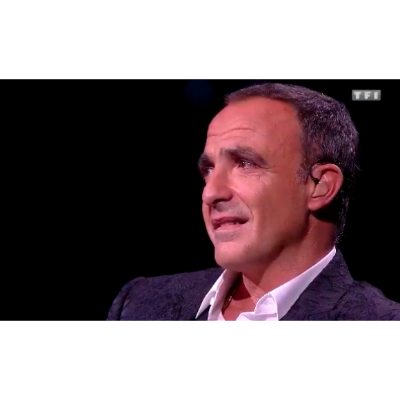 Nikos Aliagas a fondu en larmes à l'écoute de "Mon vieux", titre de Daniel Guichard repris par Kendji Girac et Patrick Fiori lors de l'enregistrement de l'émission "La Chanson secrète", diffusée samedi 29 décembre sur TF1.
