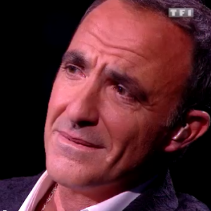 Nikos Aliagas a fondu en larmes à l'écoute de "Mon vieux", titre de Daniel Guichard repris par Kendji Girac et Patrick Fiori lors de l'enregistrement de l'émission "La Chanson secrète", diffusée samedi 29 décembre sur TF1.