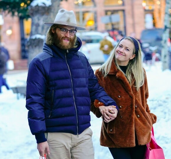 Exclusif - Wyatt Russell et sa compagne Meredith Hagner font du shopping à Aspen dans le Colorado. Le 24 décembre 2018