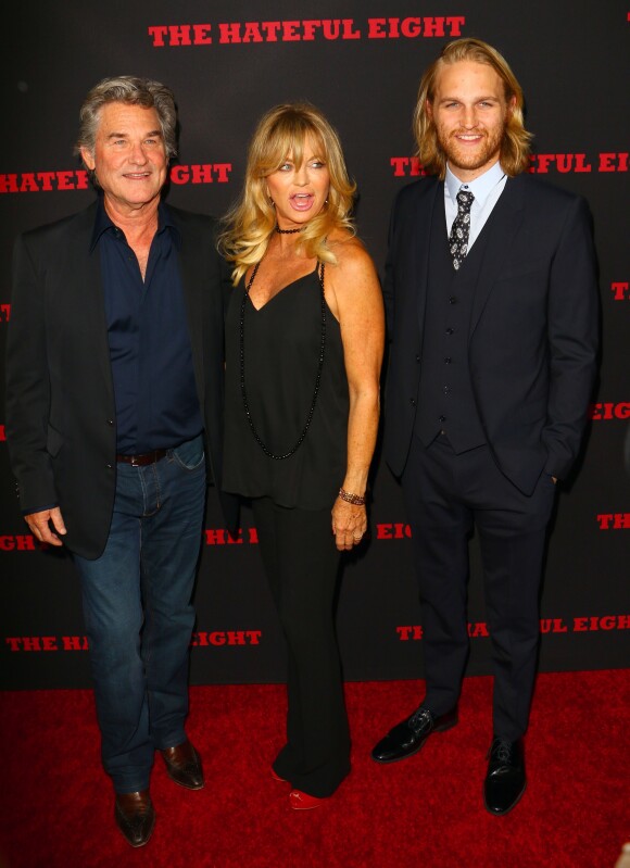 Wyatt Russell avec ses parents Goldie Hawn et Kurt Russell à la première du film "Les Huit Salopards" à Los Angeles le 7 décembre 2015
